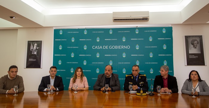 Autoridades en conferencia de prensa - Foto Gobierno de Mendoza
