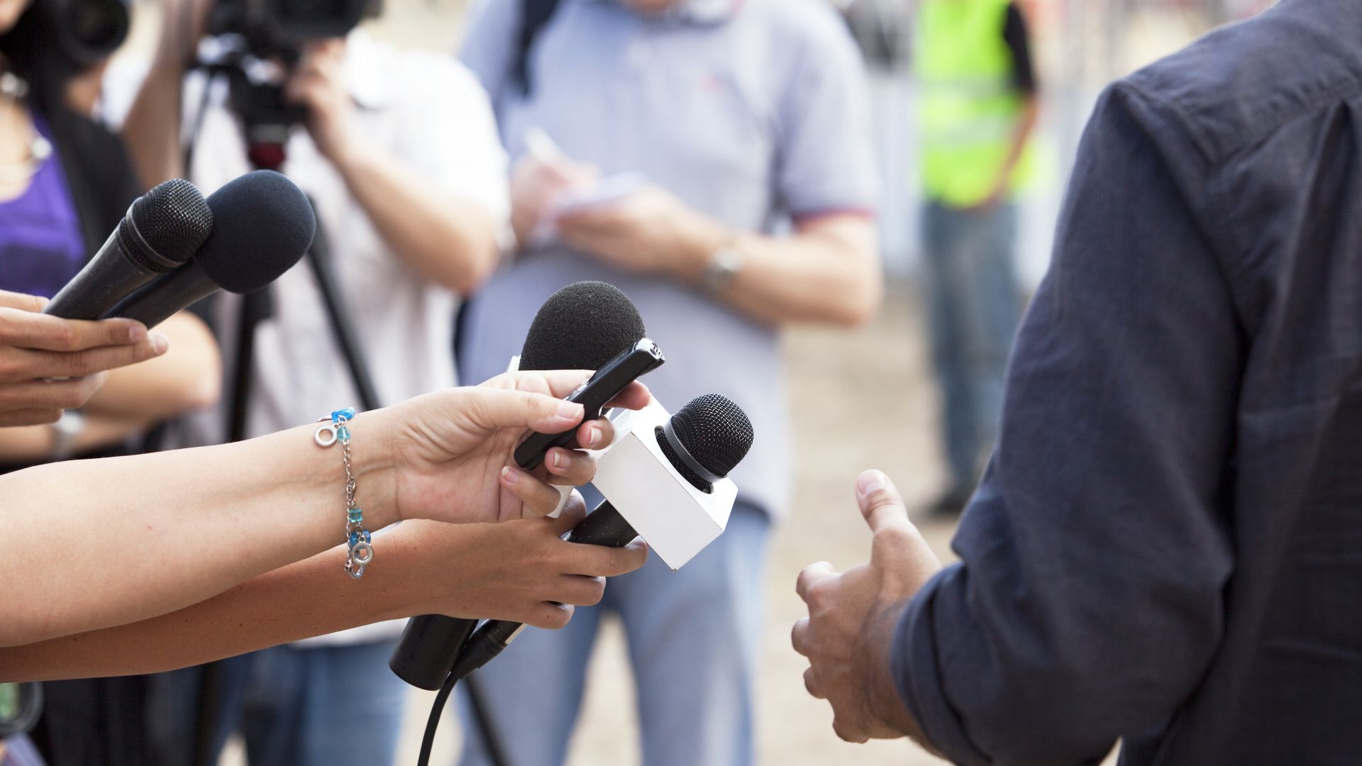 journalist_interview_media_shutterstock_131694992-1