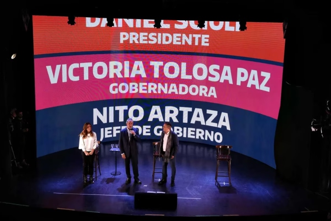 Daniel Scioli, Victoria Tolosa Paz y Nito Artaza durante el lanzamiento de la lista para las PASO de Unión por la Patria.