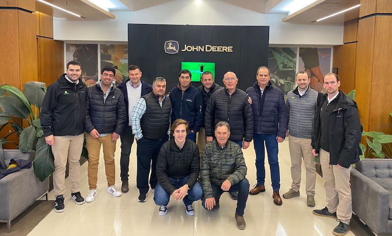 Grupo de productores y clientes de Diesel Lange en la fábrica de John Deere.