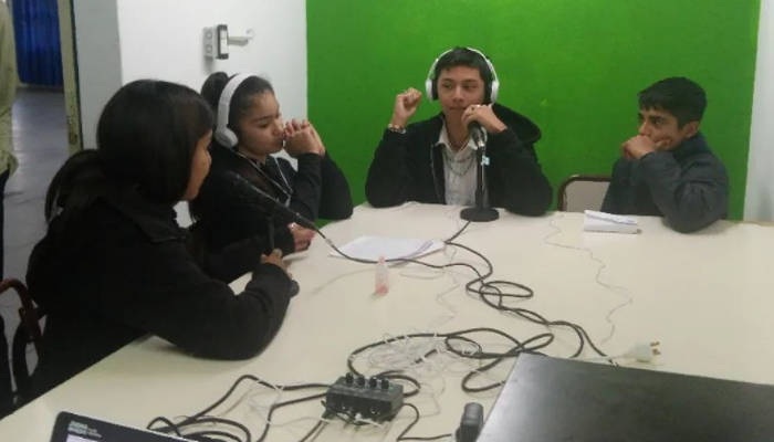 FOTO: ESTUDIANTES DE LA ESCUELA LOYARTE, GRABANDO EN EL ESTUDIO DE RADIO.