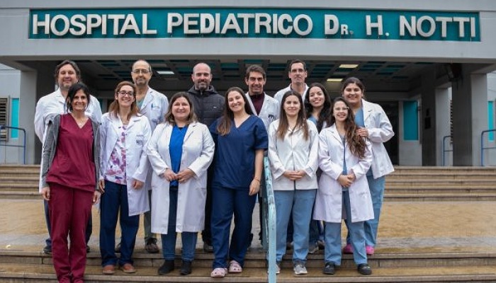 Médicos del Hospital Notti realizaron por primera vez una exitosa cirugía de columna