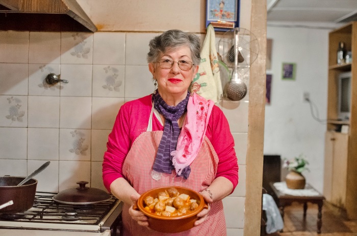 La ganadora con su plato - Foto Municipalidad de Tupungato