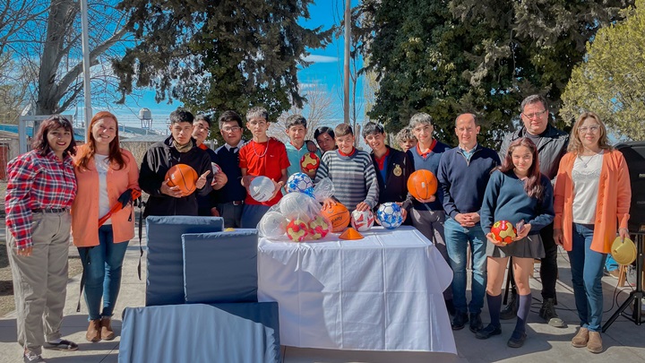 Entrega de material deportivo en escuelas 2023 Tgto4