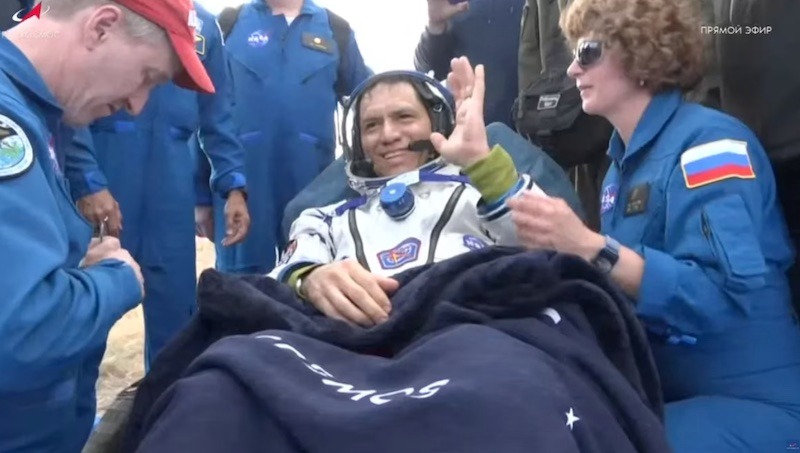 El astronauta de la NASA Frank Rubio saluda tras el aterrizaje (via Reuters)