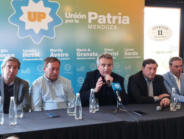 Referentes del peronismo acompañaron al candidato que comparte fórmula con Massa. De izquierda a derecha: Emir Félix, Martín Aveiro, Agustín Rossi, Omar Parisi y Martín Hinojosa. Foto: El Cuco Digital.