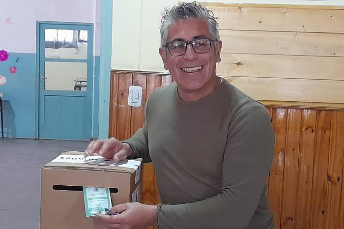 Romano emitiendo su voto - Foto Facebook