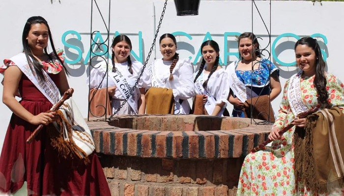 La Flor de la Tradición y la Flor del Clavel del Aire 2022/2023 junto a las candidatas de este año. Foto: Municipalidad de San Carlos.