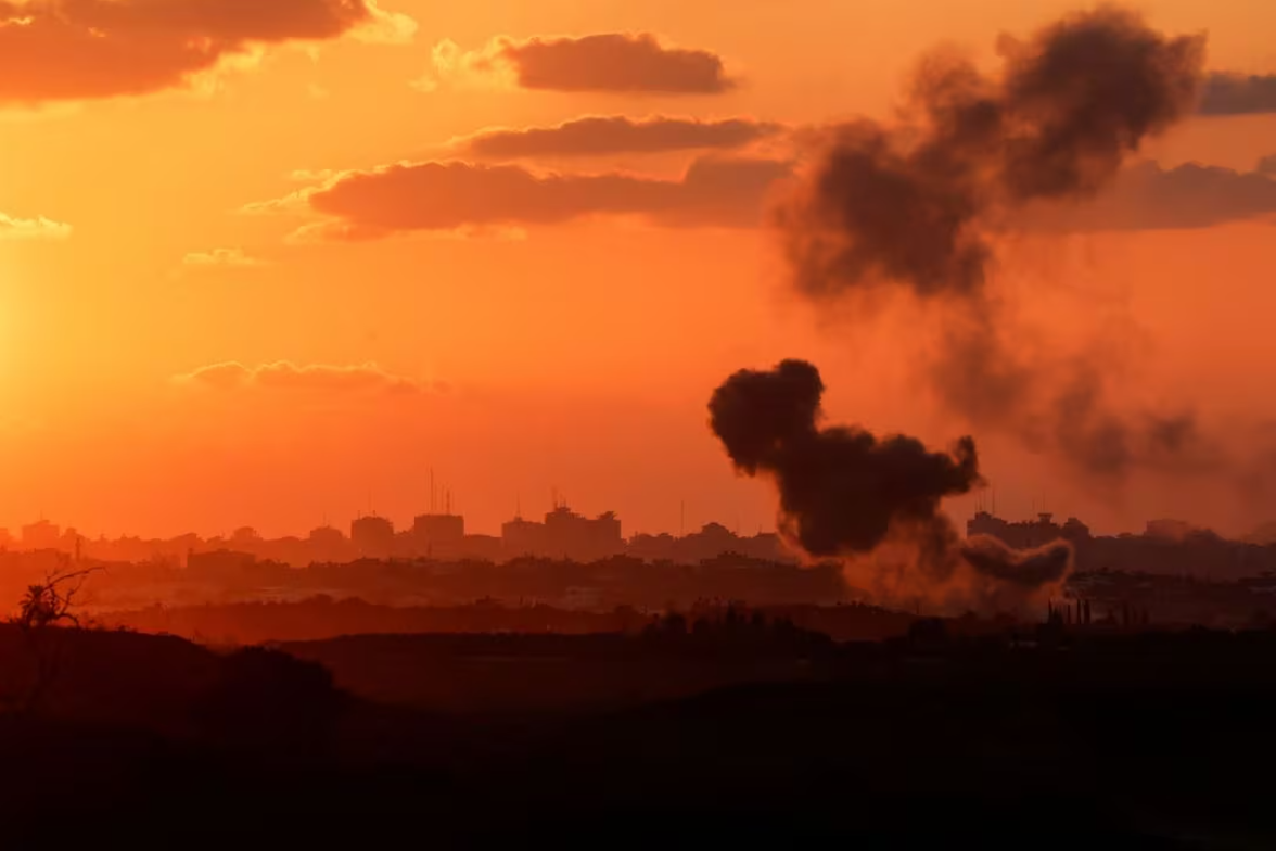 Una vista muestra humo en la Franja de Gaza visto desde la frontera de Israel con la Franja de Gaza, en el sur de Israel, el 18 de octubre de 2023 (Foto archivo: Reuters)
