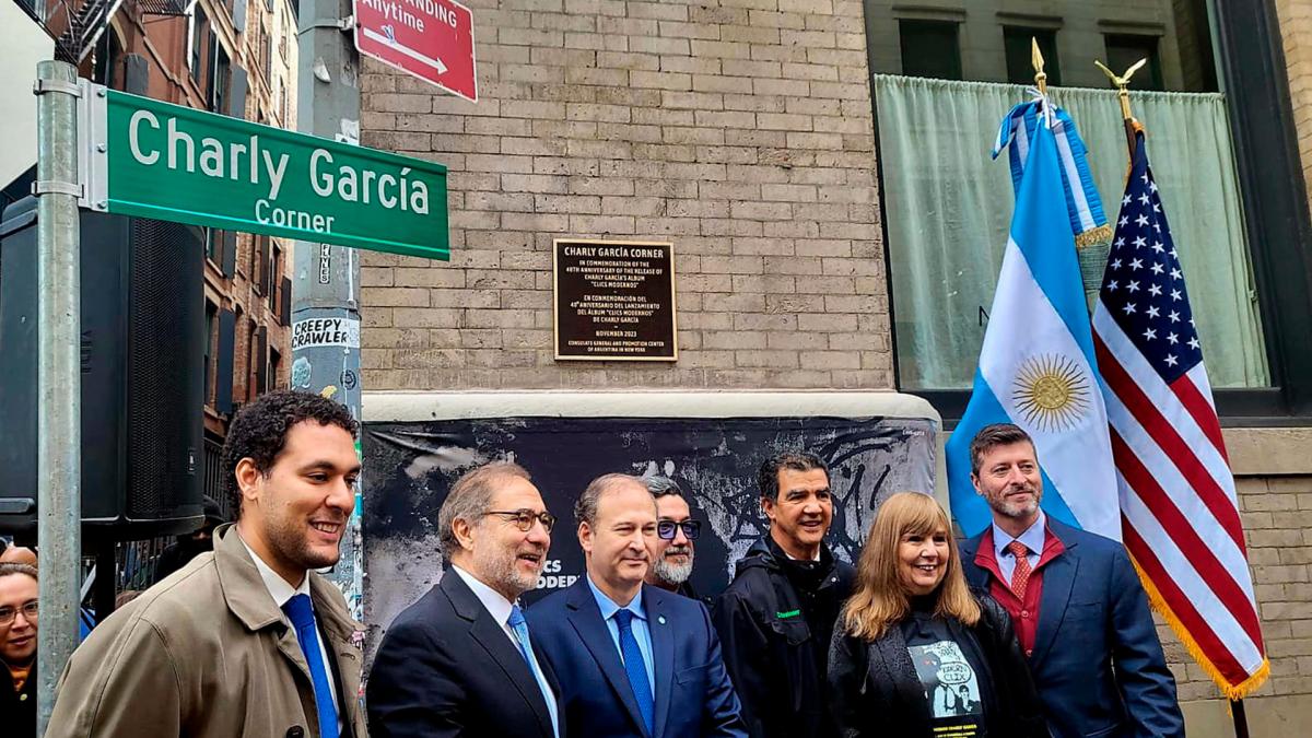 Los funcionarios argentinos en la Charly García Corner, en el límite entre los barrios de Tribeca y el Soho. (Prensa Cancillería)