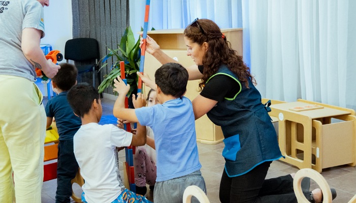 aprendizaje con materiales didácticos Montessori para 600 Niños de SEOS y CDlyF