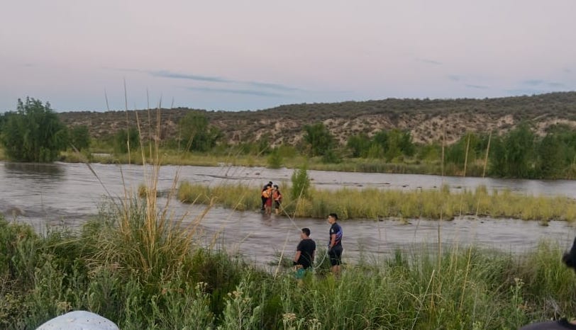 Momentos de tensión en el rescate del niño que quedó atrapado por la crecida del río Tunuyán.