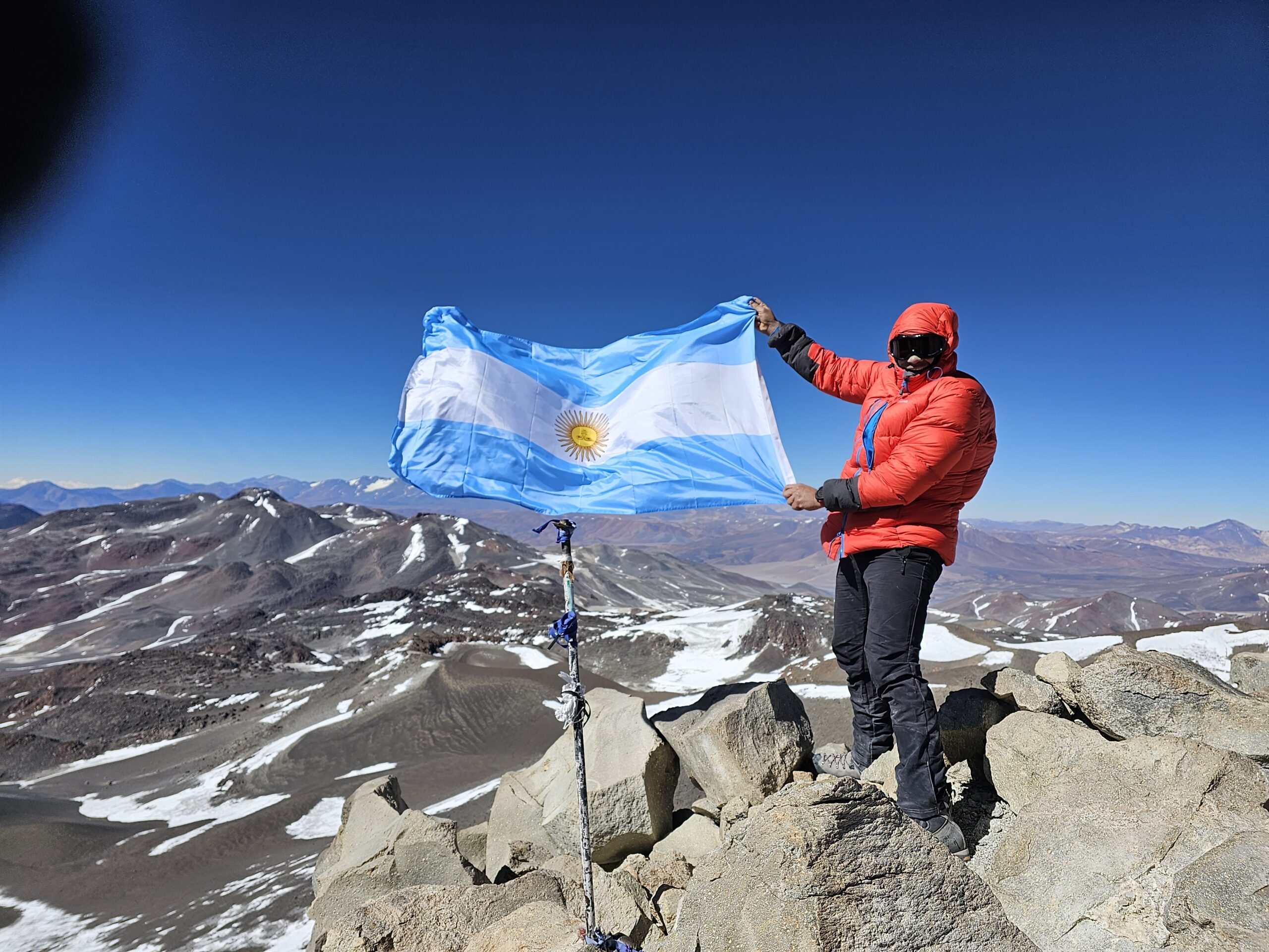 Mauricio Correa en la cumbre del Volcán Ojos del Salado