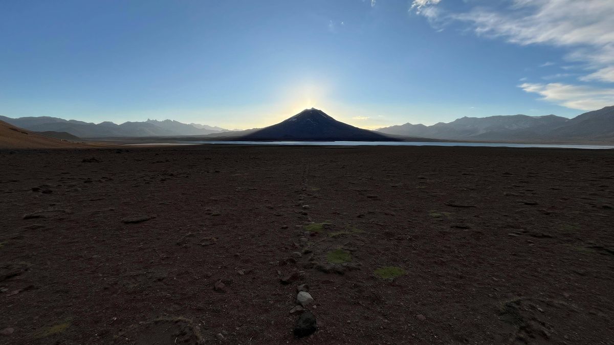 la-imagen-elocuente-del-sol-y-el-volcan-maipo-laguna-del-diamantejpg