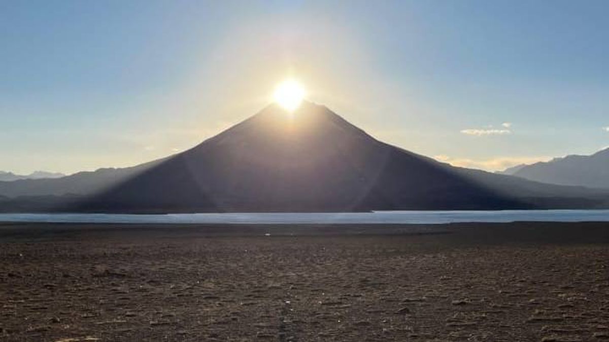 la-imagen-la-puesta-del-sol-el-20-marzo-2025-el-volcan-maipo-incasjpg