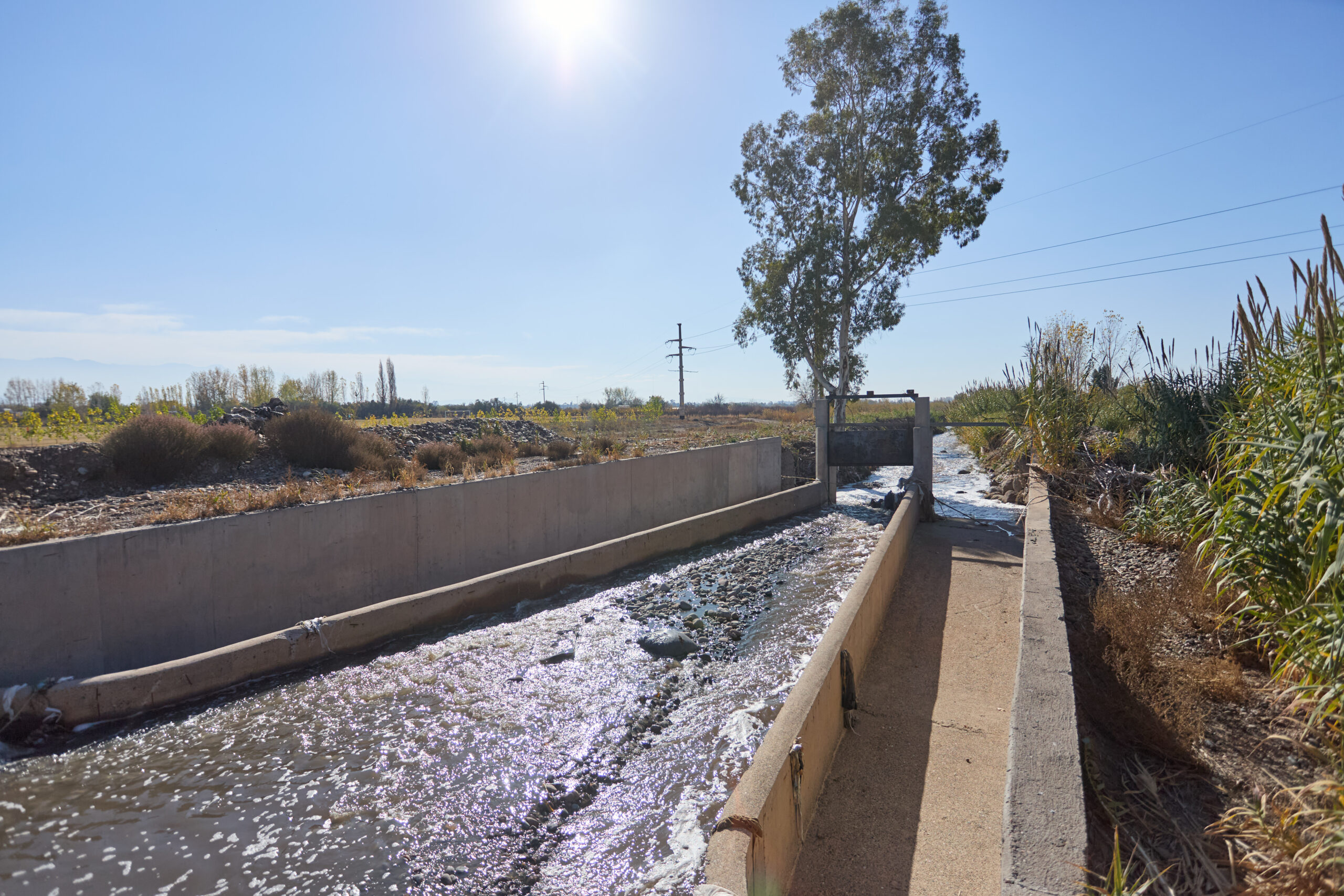 El Departamento General de Irrigación implementó medidas para mitigar el impacto ambiental generado por el volcado de efluentes cloacales al sistema de riego en Guaymallén. La situación se debe al colapso de la colectora máxima Noreste, operada por AYSAM, que transporta líquidos cloacales de más de 600.000 habitantes. Irrigación colocó tapones en dos canales para desviar los efluentes hacia zonas con menor actividad agrícola y evitar su llegada al Canal Cacique Guaymallén. Además, se inyecta agua de pozos para diluir las aguas contaminadas y reducir los riesgos sanitarios y ambientales.