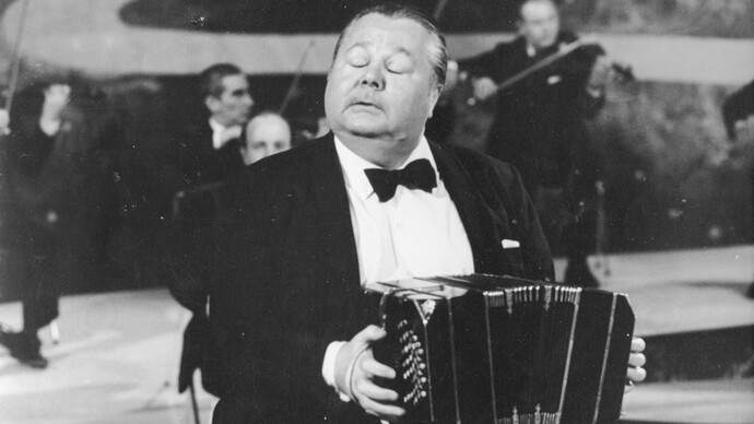 Anibal-Troilo-tocando-el-bandoneon