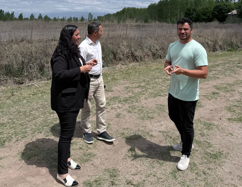 Los candidatos recorren el lugar donde se prometió un estadio, que nunca se construyó.