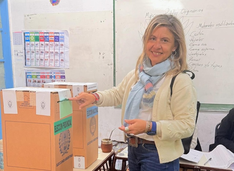 Gladys Rivas votando Gladys Rivas en el momento de emitir su voto.