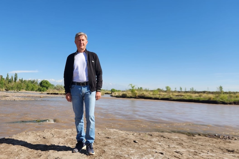 Gottardini junto al río Tunuyán, como símbolo en la defensa del agua.