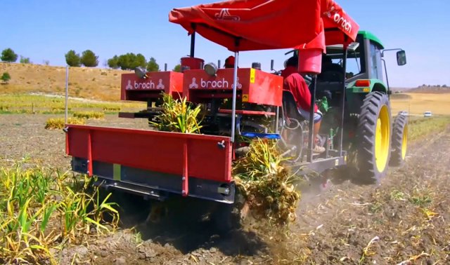 garlic-harvester-binder-JJBroch Imagen ilustrativa